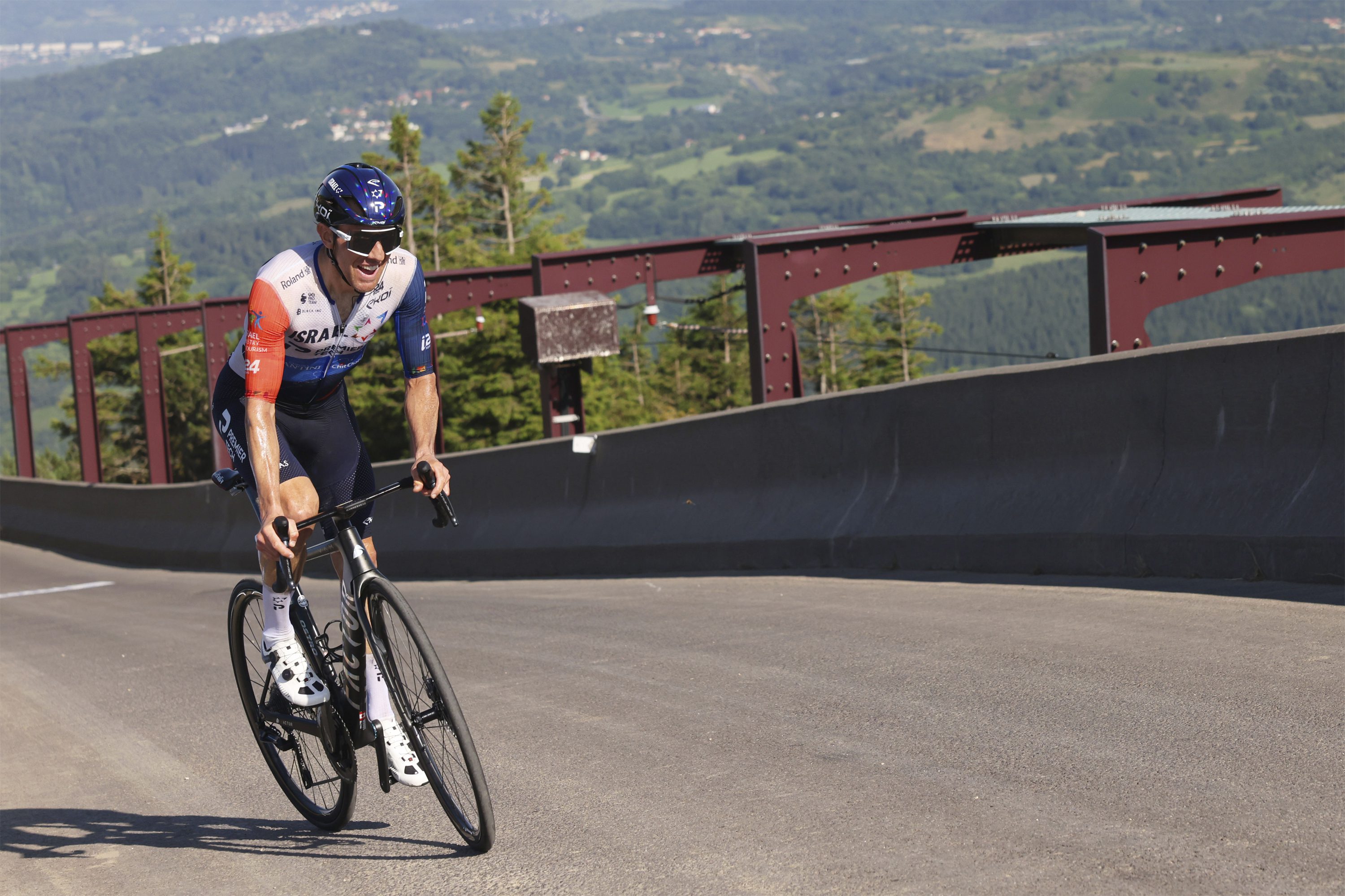 Michael Woods riding solo to win his Tour de France 2023 stage at Puy de Dôme